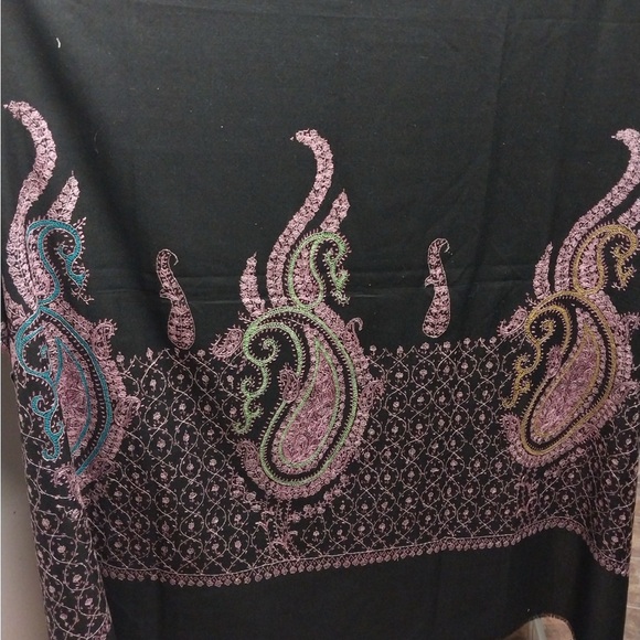 Elegant Black Paisley Embroidered Shawl - Picture 3 of 3